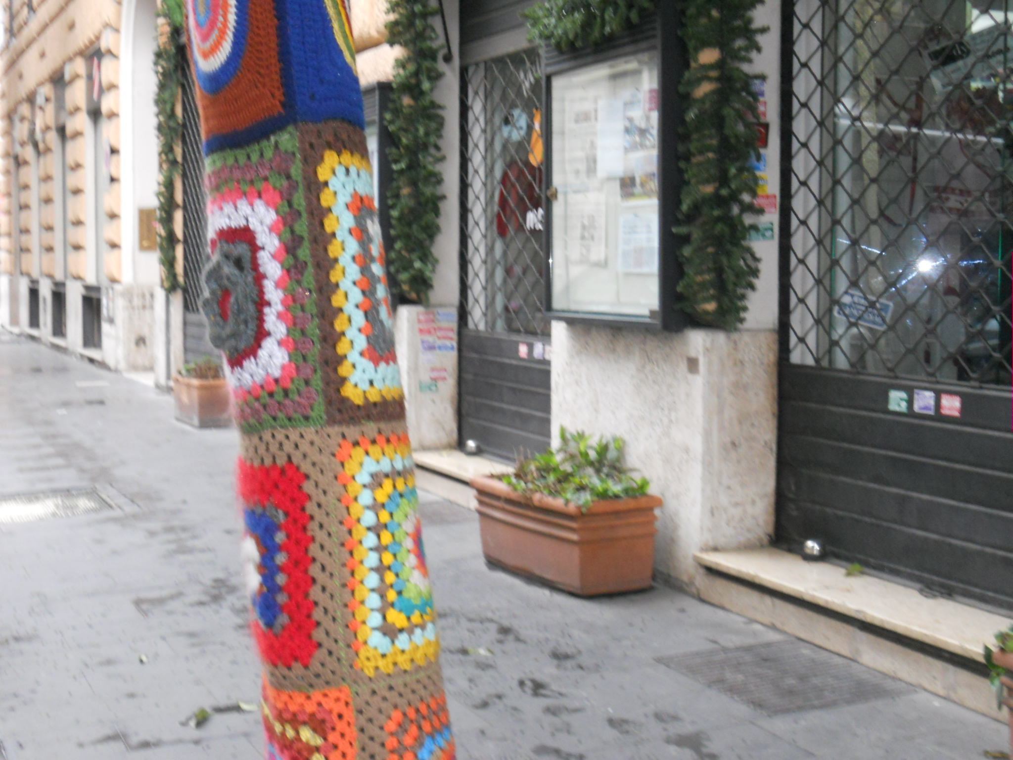 Essere alberi in via Cicerone, oggetto di Urban Knitting.